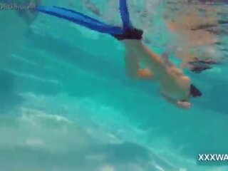 Ανώτερος μελαχρινός/ή κλήση κορίτσι καραμέλα swims υποθαλάσσια