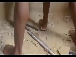 Afrikietiškas nigerian getas striplings grupinis išdulkinimas a mergelė / pirmas dalis