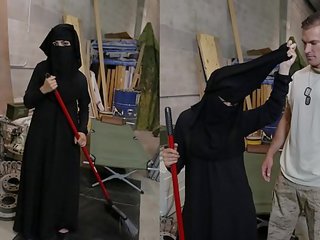 Tour av ræv - muslim kvinne sweeping gulv blir noticed av kåt amerikansk soldier