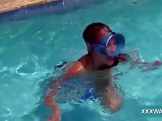 Esimies ruskeaverikkö puhelu tyttö karamelli swims vedenalainen