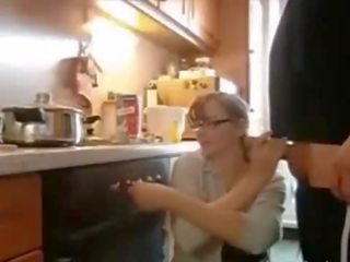 Ousada esposa com tal incrível tetas a foder em cozinha