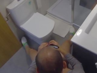 Neuken hard in de badkamer terwijl hij shaves zijn lul. spionnen camera voyeur iv031