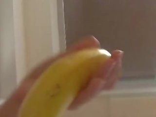 How-to: молодий брюнетка lassie вчить використання a банан