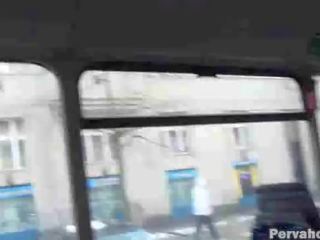 Xxx ビデオ と 露出症の人 カップル 上の 公共 バス